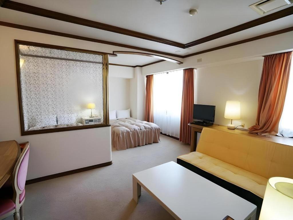 Neyagawa Trend Hotel Осака Экстерьер фото